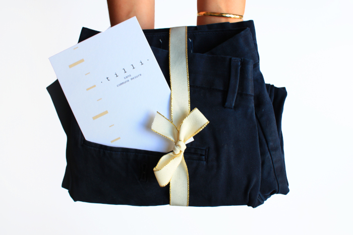 Un pantalon rendu au client après une retouche faite par Tilli.