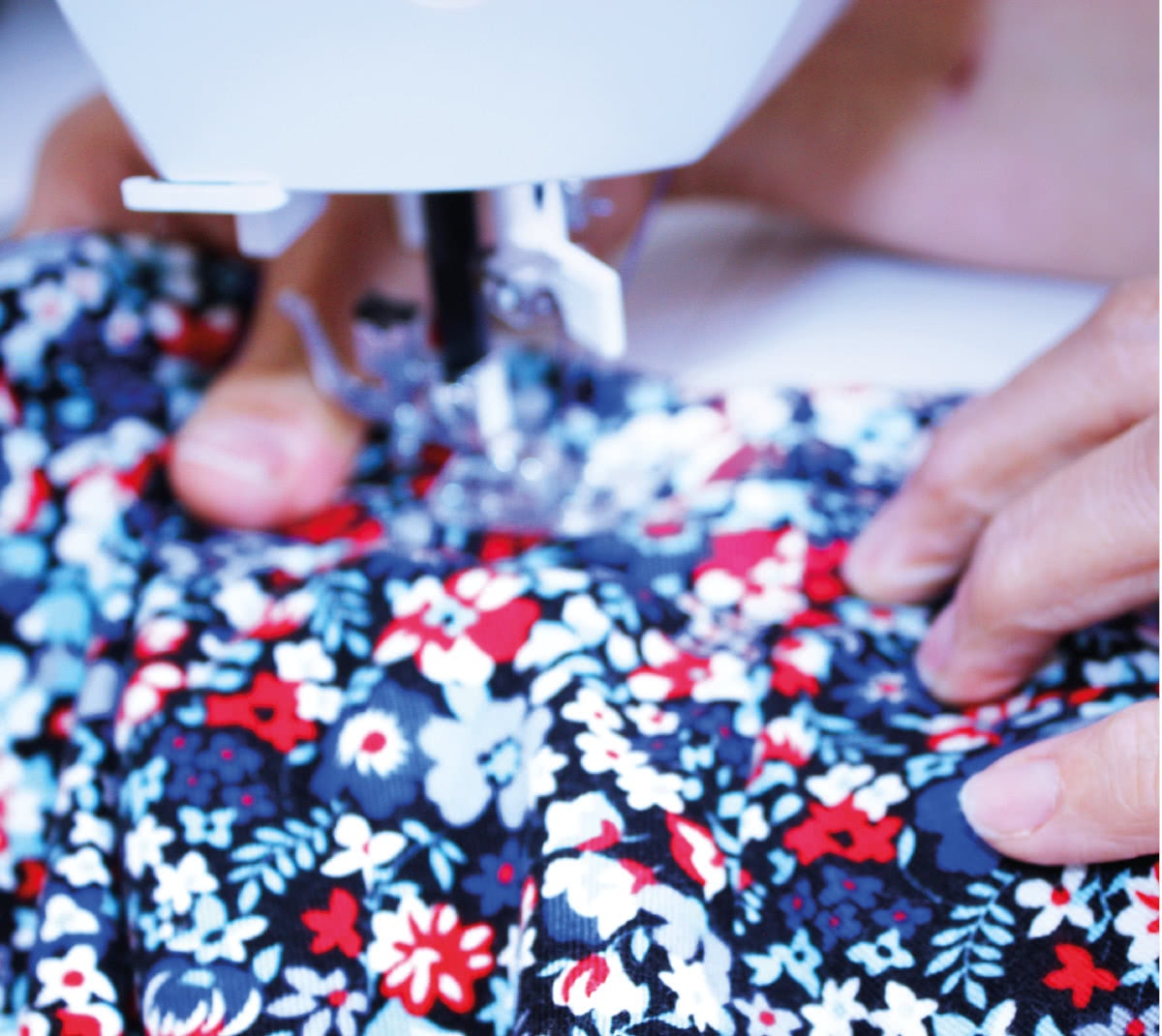 Khadija en train de remettre à neuf un habit