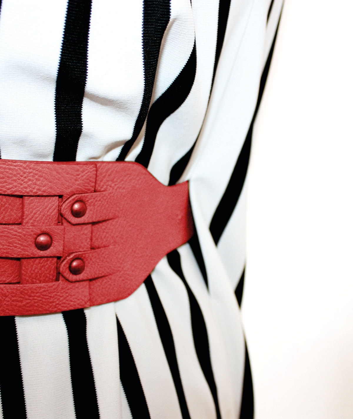 Solange recoud un trou de pantalon